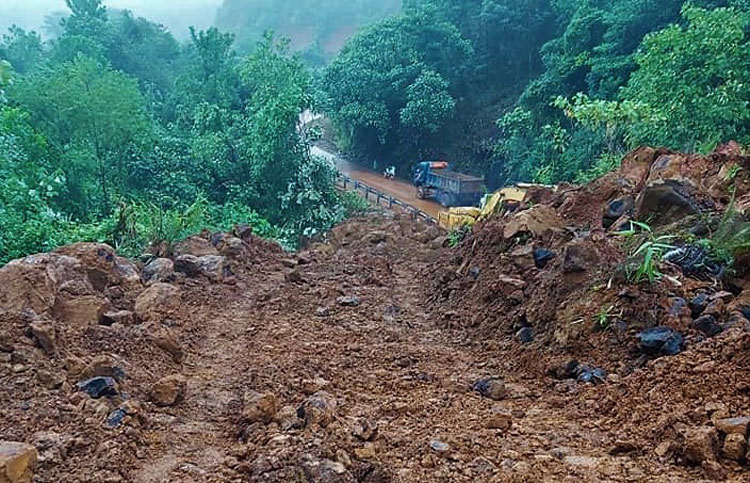 Một điểm sạt lở nghiêm trọng trên đèo Con Ó (đoạn qua xã Mỹ Đức, huyện Đạ Tẻh)