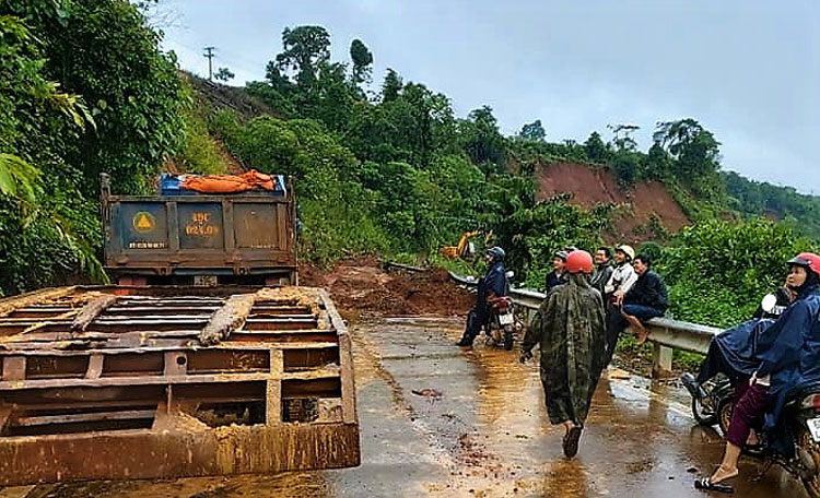 Thống kê cho thấy có tất cả 11 điểm sạt lở trên đèo Con Ó, với hàng ngàn tất đất đá tràn xuống đường kéo dài hơn 2 km