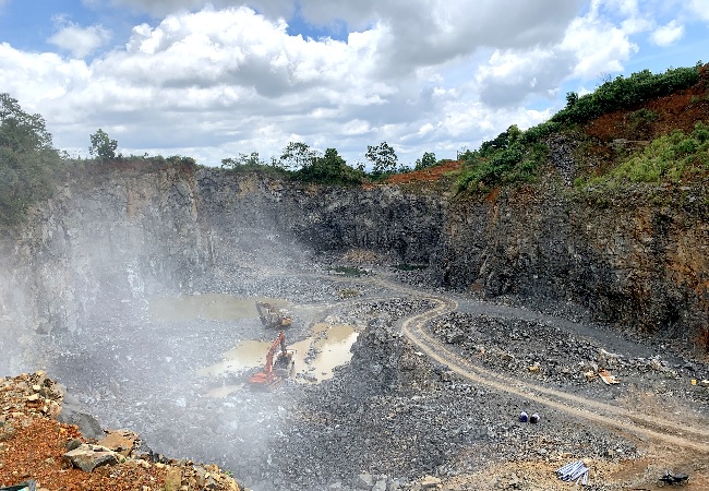 Mỏ đá khai thác bằng vật liệu nổ công nghiệp