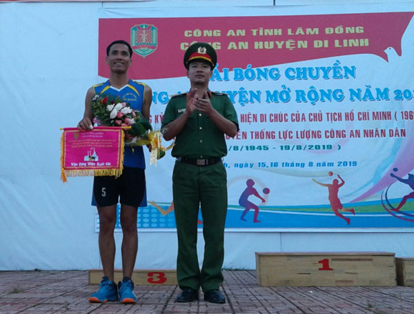 Công an xã Hòa Ninh vô địch Giải bóng chuyền Công an huyện Di Linh mở rộng