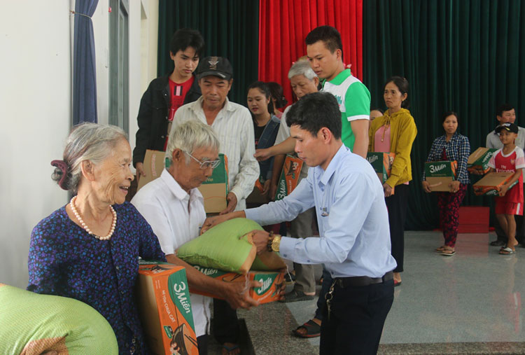 Ông Trần Hoàng Phương và đại diện thành viên trong Đoàn tặng quà cho bà con xã Quảng Trị 