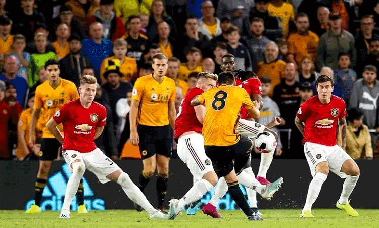 Cú dứt điểm hiểm hóc của Neves giúp Wolves vượt qua bức tường chắc chắn mà Man Utd dựng lên. Ảnh: REX.