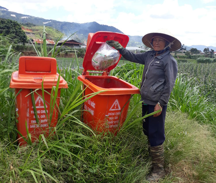 Ðặt thùng thu gom rác ngoài đồng ruộng ở Lạc Quảng