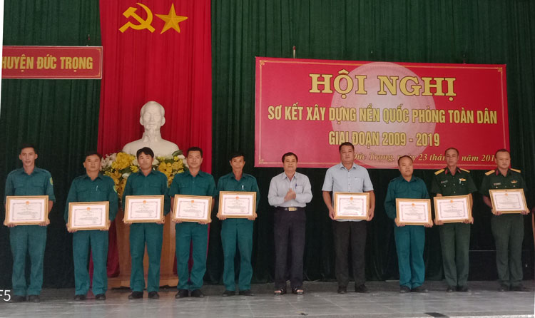 Đồng chí Đỗ Minh Thế - Phó Bí thư Thường trực Huyện ủy Đức Trọng, trao Giấy khen cho các cá nhân