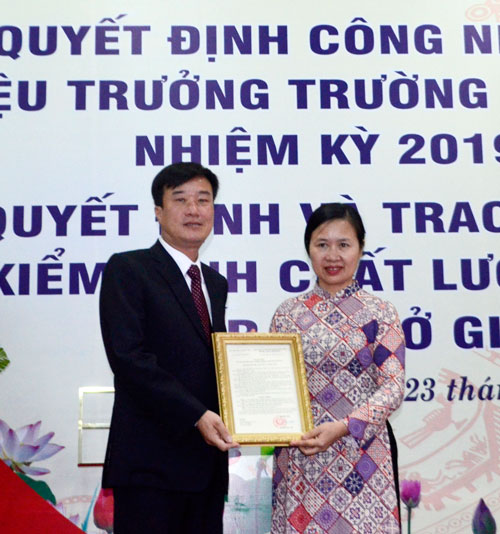 Bà Lê Thị Thanh Nhàn - Vụ trưởng Vụ Tổ chức cán bộ, Bộ GDĐT trao quyết định công nhận chức vụ Hiệu trưởng Trường Đại học Đà Lạt nhiệm kỳ 2019 - 2024 cho Tiến sĩ Lê Minh Chiến