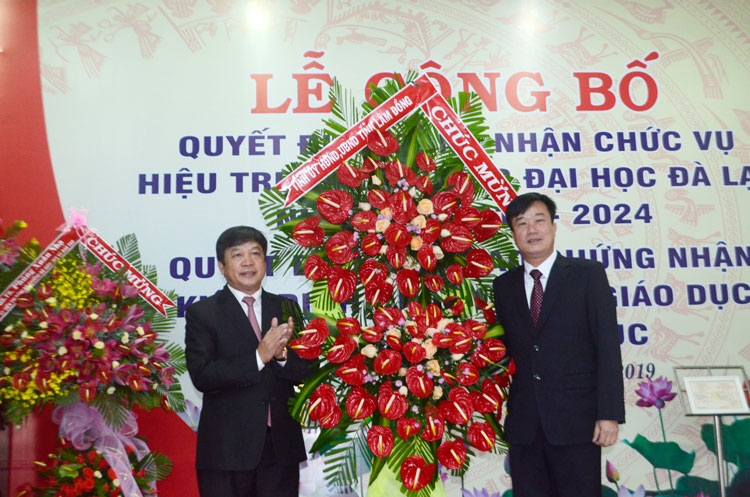  Chủ tịch UBND tỉnh Đoàn Văn Việt tặng hoa chúc mừng tân Hiệu trưởng Trường Đại học Đà Lạt