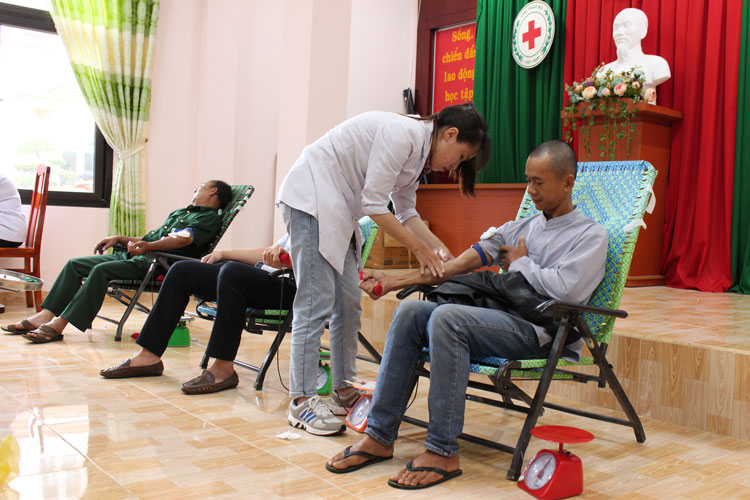 Bác sĩ Bệnh viện Đa khoa Lâm Đồng tiến hành lấy máu của tình nguyện viên