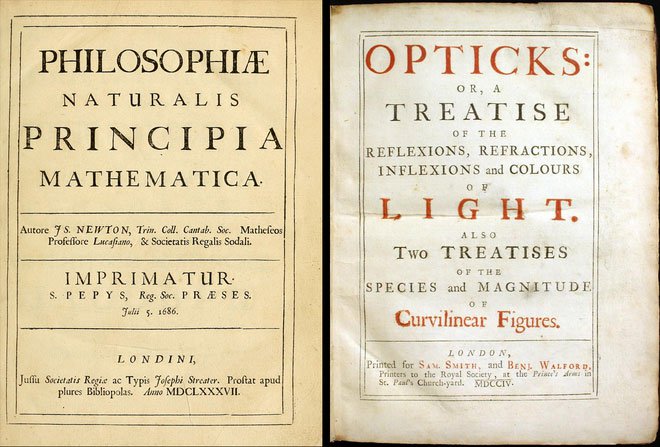 Cuốn Principia (Các nguyên lý toán học) bằng tiếng Latin và cuốn Opticks (Bàn về ánh sáng và quang phổ) bằng tiếng Anh của Newton.