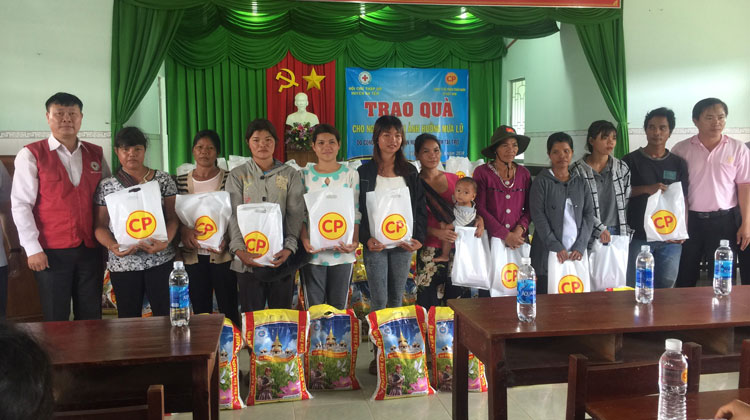 Đoàn từ thiện Công ty Chăn nuôi CP Việt Nam trao quà cho người dân xã Quốc Oai