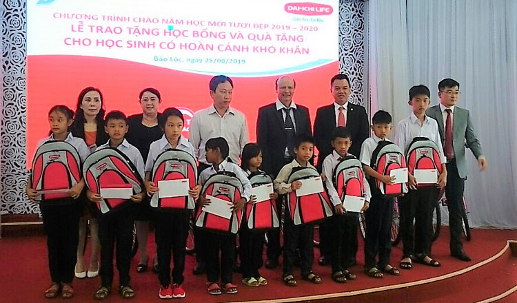Công ty BHNT Dai - Ichi Việt Nam trao học bổng cho các em học sinh có hoàn cảnh khó khăn