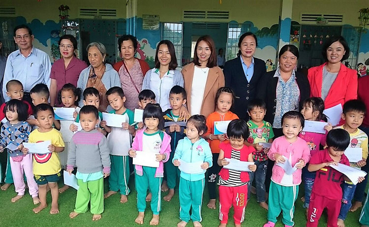 Trao học bổng cho các học sinh Trường Mẫu giáo Đại Lào
