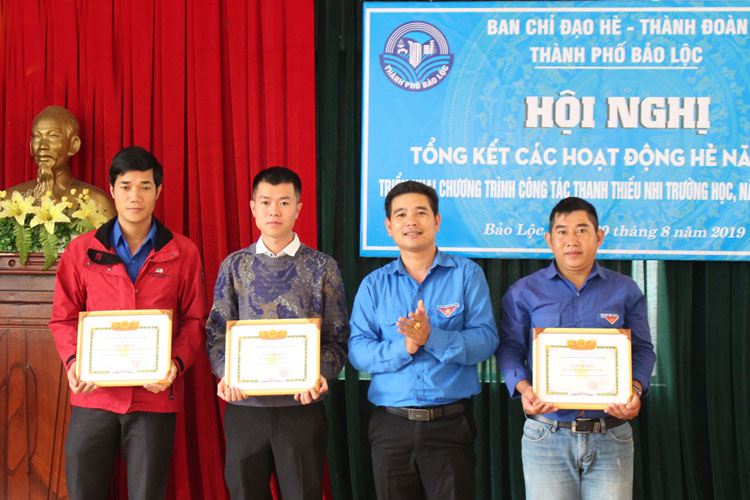 Anh Đỗ Mạnh Tường - Bí thư Thành đoàn Bảo Lộc, thành viên Ban Chỉ đạo hè TP Bảo Lộc, trao Giấy khen tặng các tập thể