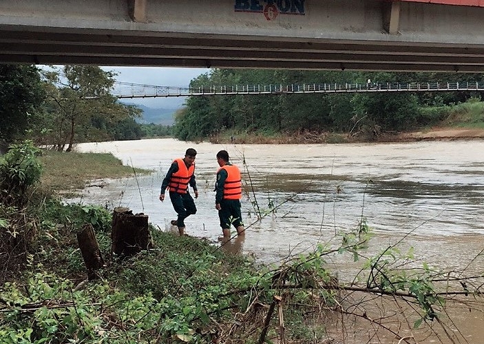 Thi nhau bơi qua sông Đạ Quay lúc đang nhậu, 1 người bị nước cuốn trôi mất tích