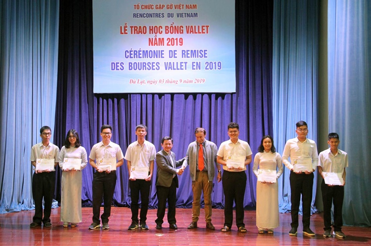 GS Odon Vallet, Đại học Sorbonne (Pháp) cùng lãnh đạo UBND tỉnh Lâm Đồng trao học bổng tặng các học sinh, sinh viên xuất sắc năm 2019