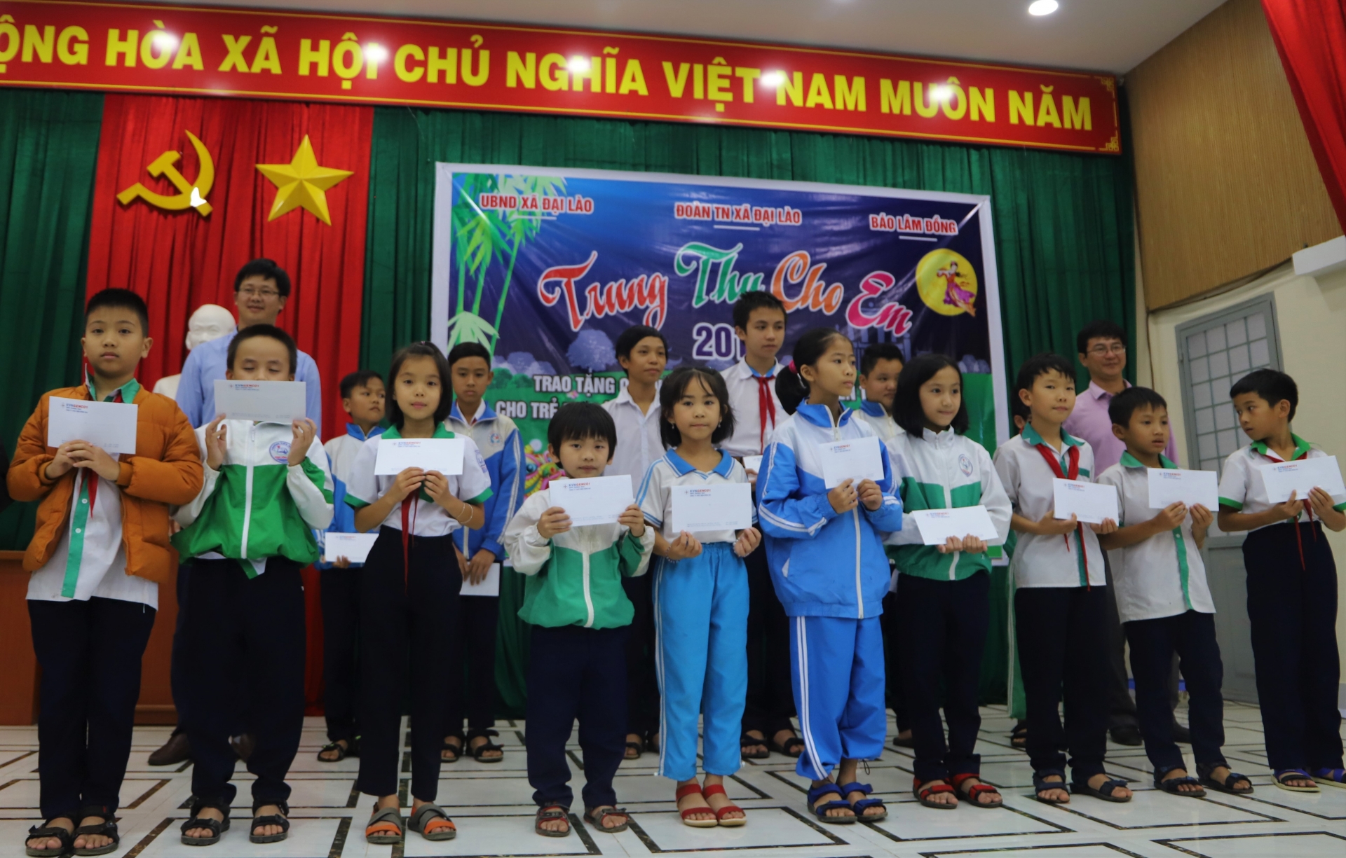 Đại diện Công ty Thủy điện Đồng Nai trao học bổng cho các em học sinh nghèo