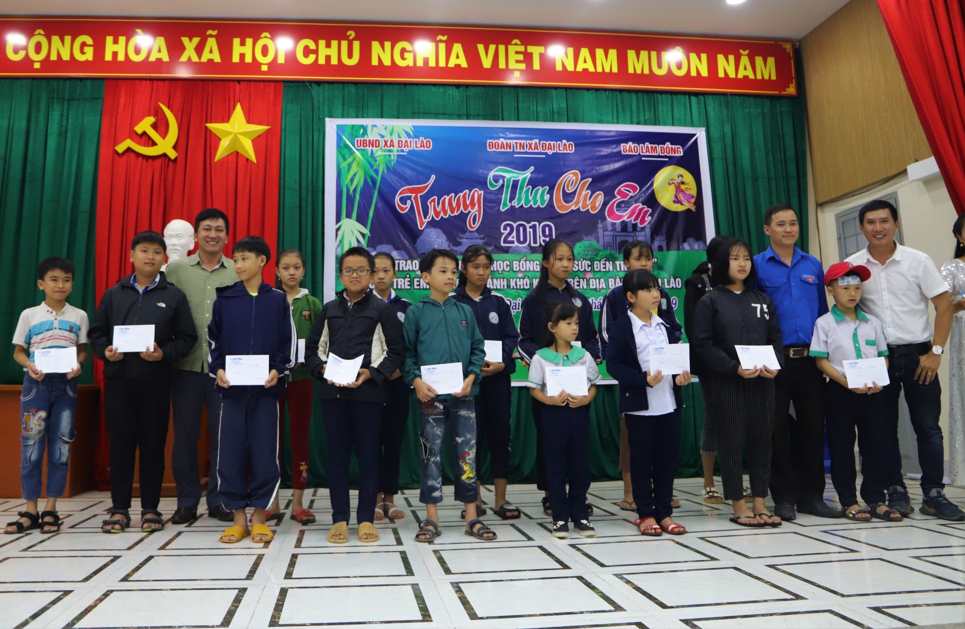 Đại diện Báo Lâm Đồng và chính quyền địa phương trao tặng học bổng cho các em học sinh