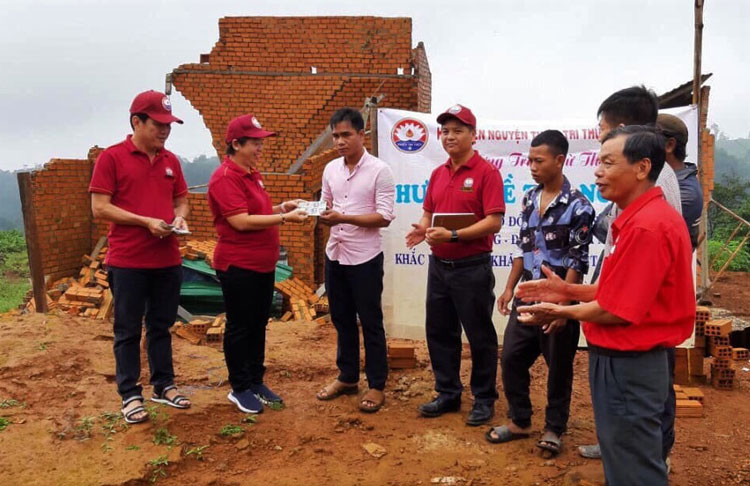 Các đoàn từ thiện TP Hồ Chí Minh hỗ trợ người dân vùng lũ Đạ Tẻh