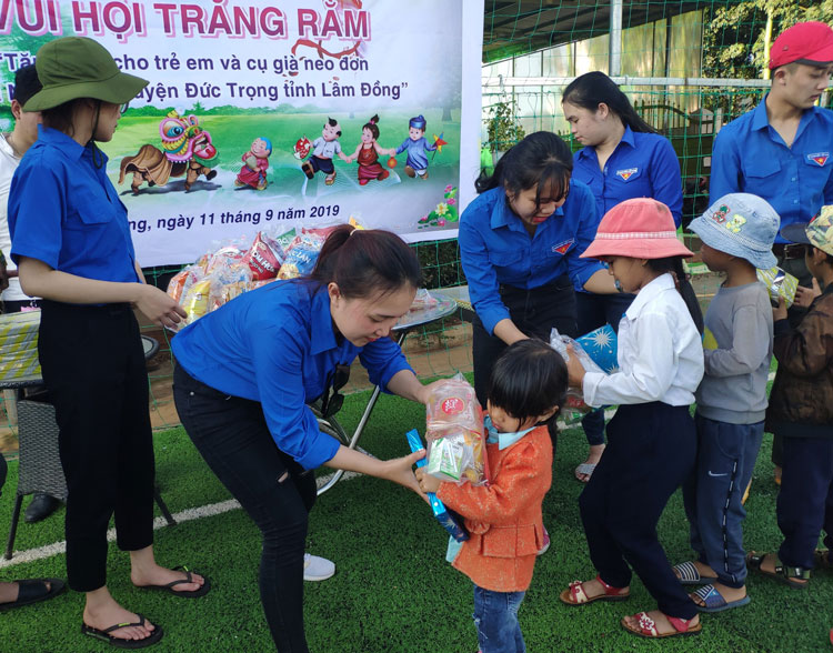 Trao quà cho các cháu có hoàn cảnh khó khăn trên địa bàn