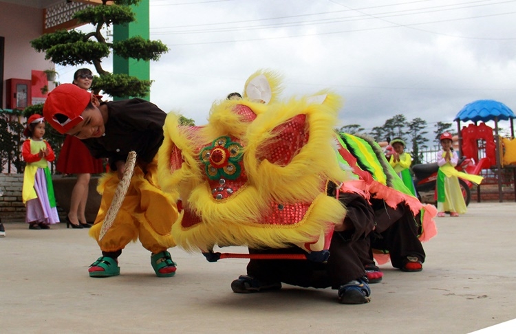 Múa lân cho mọi người cùng xem