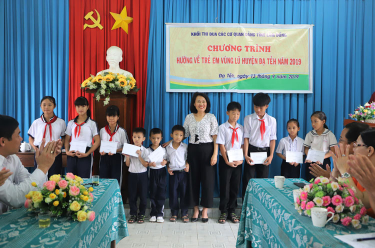 Đồng chí Nguyễn Thị Nhạn - Phó Ban Tổ chức Tỉnh ủy trao học bổng cho học sinh Trường THCS Xuân Thanh (xã Đạ Pal)