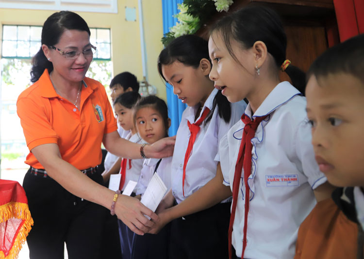 Bà Hồ Thị Lan - Tổng Biên tập Báo Lâm Đồng trao học bổng cho các em học sinh nghèo