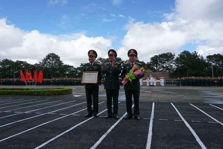 Thứ trưởng Bộ Quốc phòng tặng Bằng khen của Bộ Tổng Tham mưu cho Học viện