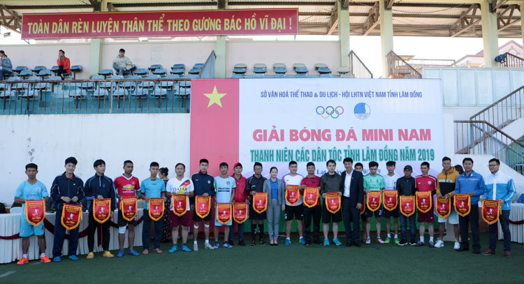 Hơn 200 vận động viên nam tham gia Giải bóng đá mini