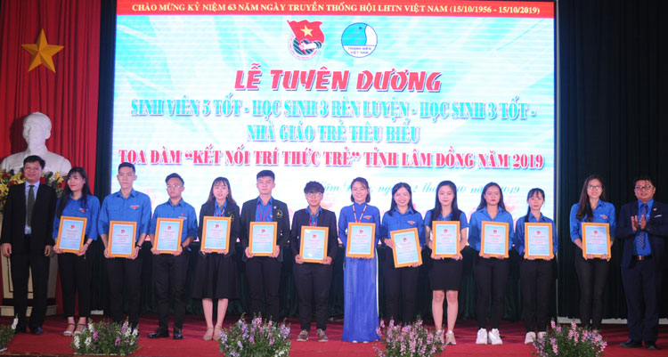 Tiến sĩ Phạm S – Phó Chủ tịch UBND tỉnh Lâm Đồng tặng sách cho đội ngũ trí thức trẻ của tỉnh