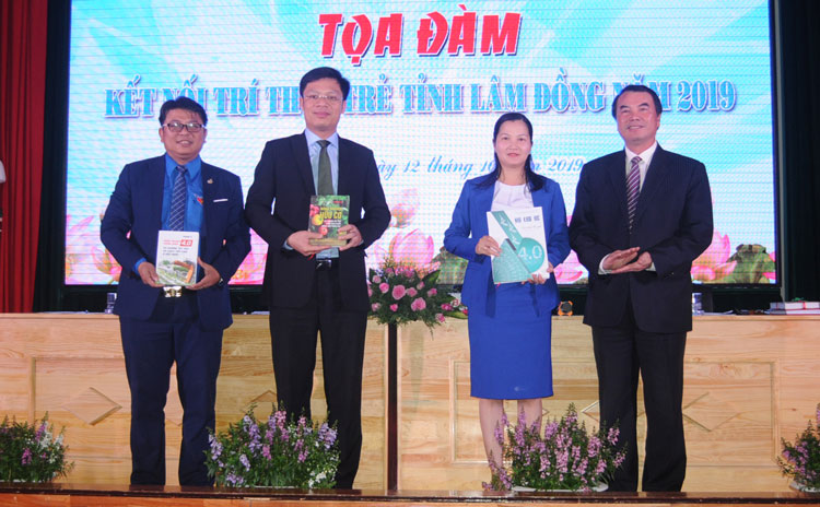 Tiến sĩ Phạm S – Phó Chủ tịch UBND tỉnh Lâm Đồng tặng sách cho đội ngũ trí thức trẻ của tỉnh
