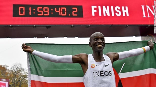 Vận động viên Kenya lập kỷ lục chạy hết một cuộc marathon dưới 2 giờ