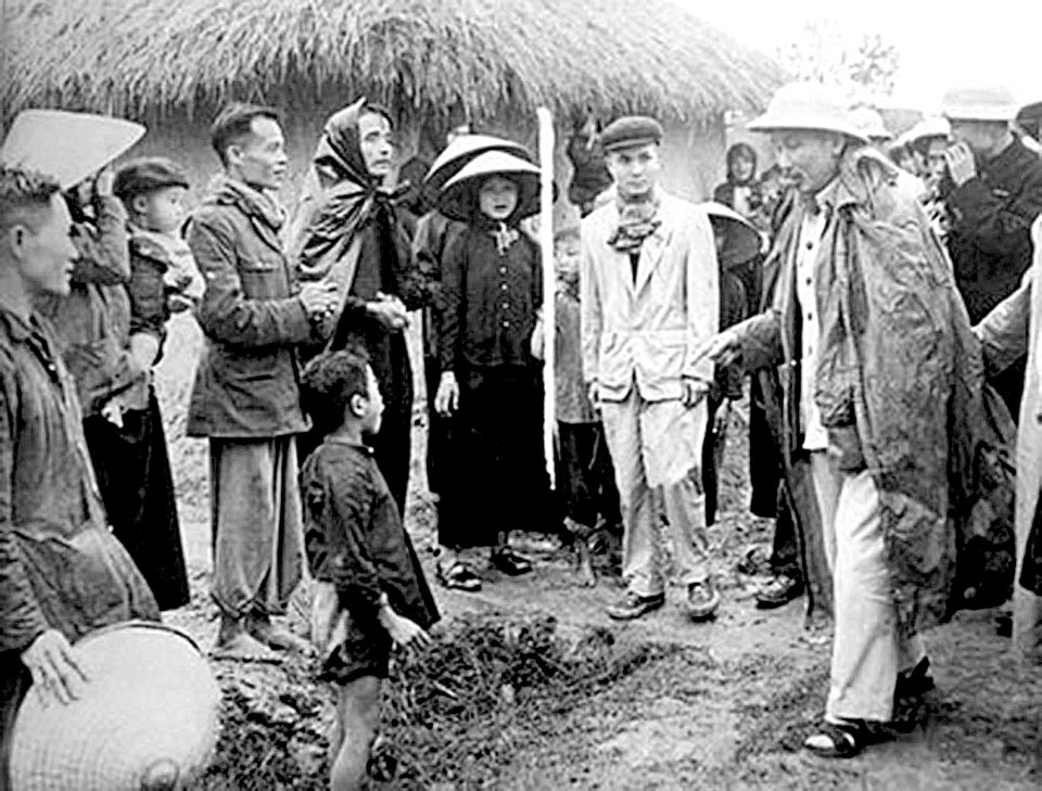 Chủ tịch Hồ Chí Minh thăm hỏi nhân dân xã Tân Phong, huyện Bình Xuyên, tỉnh Vĩnh Phúc (12/2/1956). Ảnh tư liệu