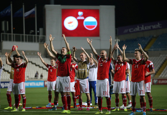 Đội tuyển Nga hướng về khán đài ăn mừng sau khi giành vé góp mặt ở VCK Euro 2020