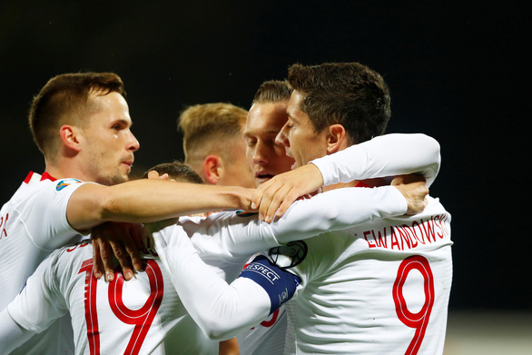 Đội tuyển Ba Lan cũng xuất sắc đoạt vé đầu bảng G sau chiến thắng 2-0 trước Macedonia