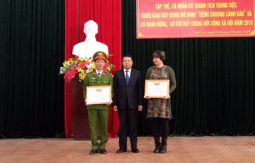 Đồng chí Tôn Thiện San, Phó Bí thư Thành ủy, Chủ tịch UBND TP Đà Lạt trao giấy khen cho tập thể Công an Phường 1 và chị Hà Thị Mai Thanh.