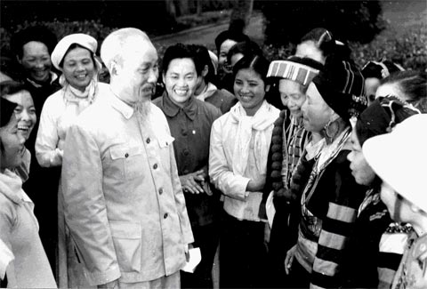Chủ tịch Hồ Chí Minh thăm bà con nông dân các dân tộc tỉnh Tuyên Quang. Ảnh tư liệu 