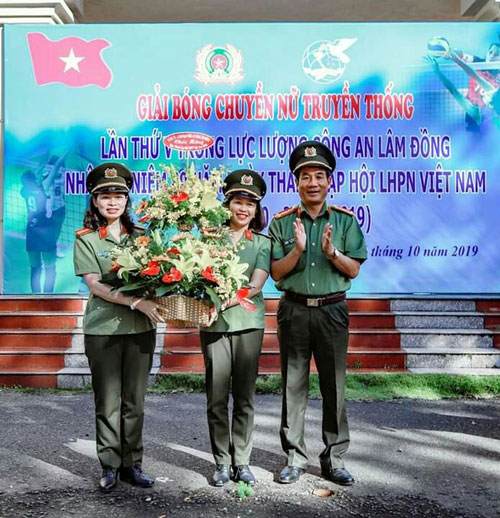 Đại tá Lê Hồng Phong - Phó Giám đốc Công an tỉnh, Trưởng Ban tổ chức Giải tặng hoa chúc mừng Hội Phụ nữ Công an tỉnh