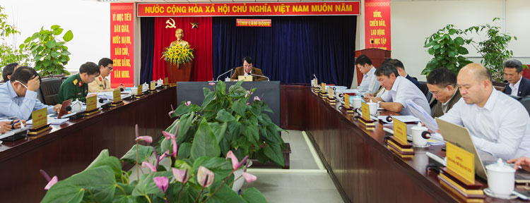 Lãnh đạo UBND tỉnh, các sở, ban, ngành của tỉnh Lâm Đồng tham dự hội nghị tại đầu cầu Lâm Đồng