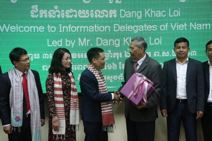 Đoàn đại biểu Bộ Thông tin - Truyền thông Việt Nam trao tặng quà lưu niệm cho Bộ Thông tin Campuchia