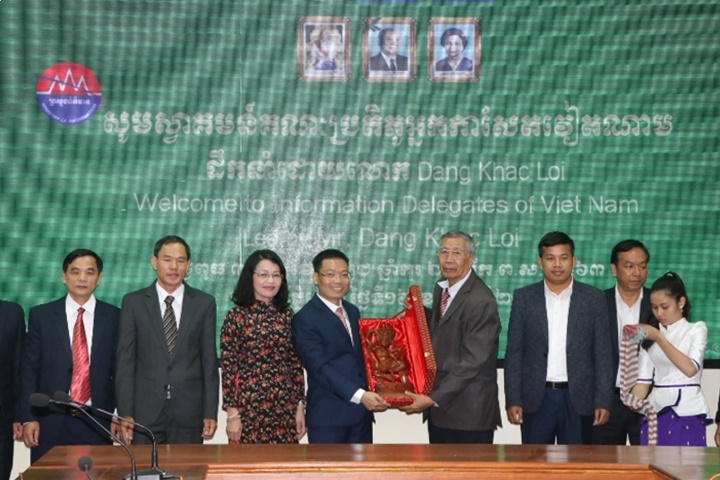 Quốc vụ khanh, Thứ trưởng Bộ Thông tin Campuchia ông Thach Phen trao tặng quà lưu niệm cho Đoàn đại biểu Bộ Thông tin - Truyền thông Việt Nam