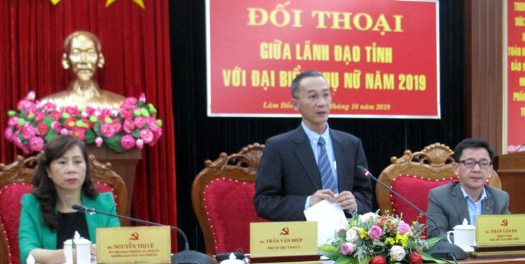 Đồng chí Trần Văn Hiệp - Phó Bí thư Tỉnh ủy phát biểu tại buổi đối thoại với đại biểu phụ nữ tỉnh