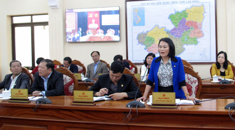 Đồng chí Nguyễn Thị Nhạn - Phó Ban Tổ chức Tỉnh ủy trả lời về chính sách cán bộ nữ