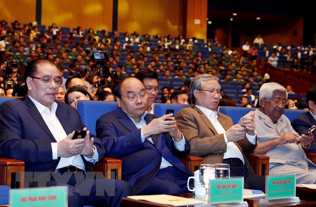    Thủ tướng Nguyễn Xuân Phúc, Ủy viên Bộ Chính trị, Thường trực Ban Bí thư Trần Quốc Vượng và các đại biểu nhắn tin ủng hộ chương trình