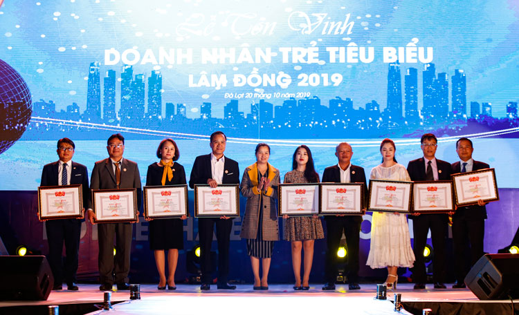 Hội Doanh nhân trẻ Lâm Đồng tôn vinh 28 doanh nhân được Uỷ ban Trung ương Hội Doanh nhân trẻ Việt Nam tặng Bằng khen năm 2019