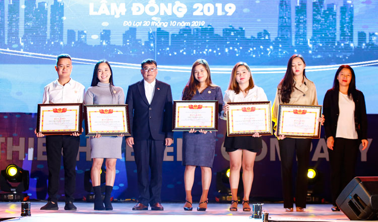 Các doanh nhân trẻ được Hội doanh nhân trẻ tỉnh Lâm Đồng tặng bằng khen và kết nạp hội viên mới