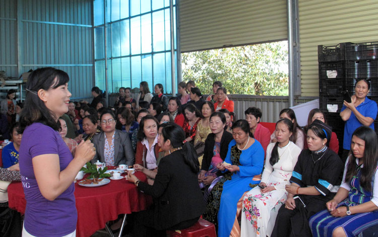 Chị Mai Thị Dược (Di Linh) - điển hình trong xây dựng nông thôn mới, đang giới thiệu với các đại biểu phụ nữ về Cơ sở Mắc ca Thảo Dược do chị khởi nghiệp thành công. Ảnh: A.Nhiên