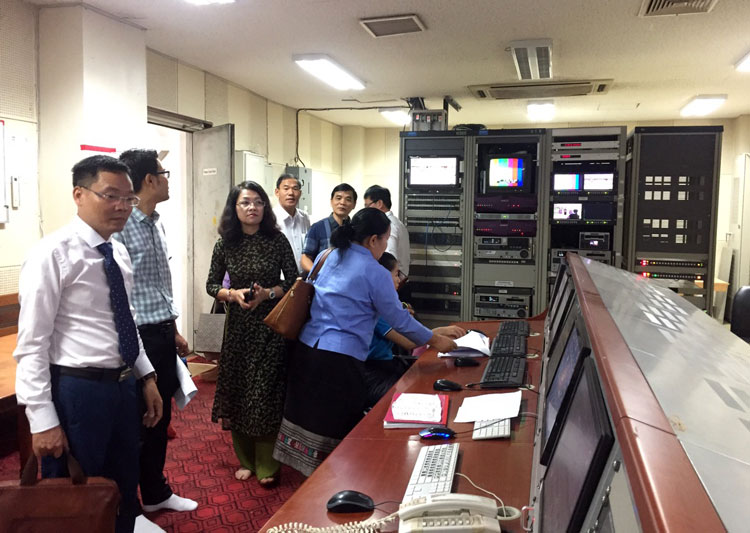 Thăm và làm việc tại Đài truyền hình Quốc gia Lào