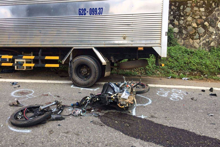 Xe máy tông trực diện xe tải: hai học sinh tử vong