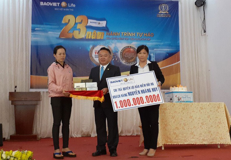 Bảo Việt Nhân thọ Lâm Đồng chi trả quyền lợi bảo hiểm rủi ro cho khách hàng 1 tỷ đồng