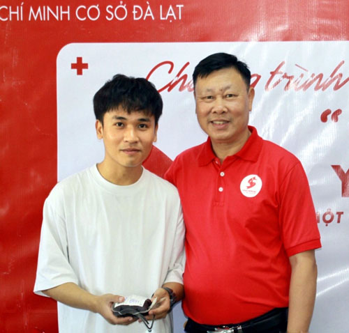 Chủ tịch Hội Chữ thập đỏ tỉnh, anh Đỗ Hoàng Tuấn đến động viên các bạn trẻ sinh viên Kiến trúc tổ chức Chương trình Hiến máu tình nguyện tại trường