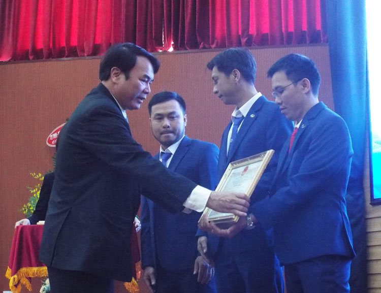 Trao giải nhất hội thi sáng tạo kỹ thuật cho nhóm tác giả Công ty Nhôm Lâm Đồng